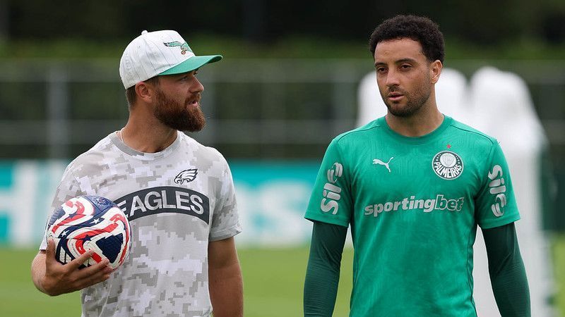 Felipe Anderson, do Palmeiras, conversa com Jake Elliot, dos Eagles