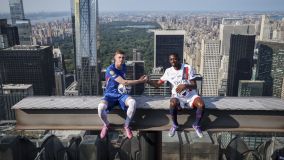 Destaques de Chelsea e PSG, Cole Palmer e Ousmane Dembélé posam para foto em arranha-céu de Nova York antes da final do Mundial de Clubes