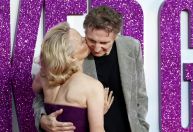 Pamela Anderson e Liam Neeson protagonizam cena carinhosa em première