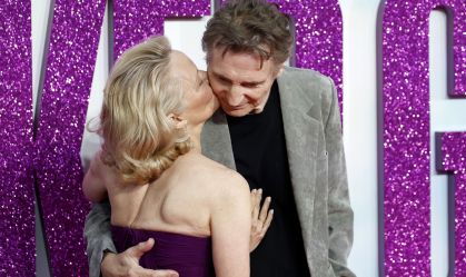 Pamela Anderson e Liam Neeson protagonizam cena carinhosa em première