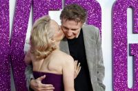 Pamela Anderson e Liam Neeson protagonizam cena carinhosa em première