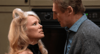 Pamela Anderson rasga elogios e revela como é a relação com Liam Neeson