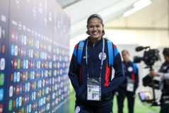 Chegada de jogadora do Paraguai para jogo da Copa América Feminina