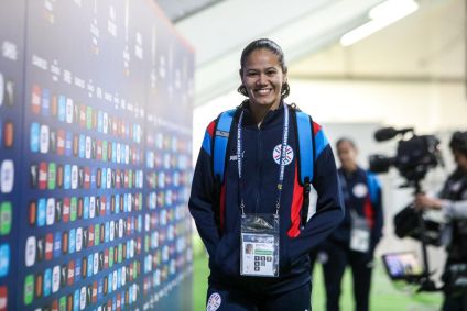 Chegada de jogadora do Paraguai para jogo da Copa América Feminina
