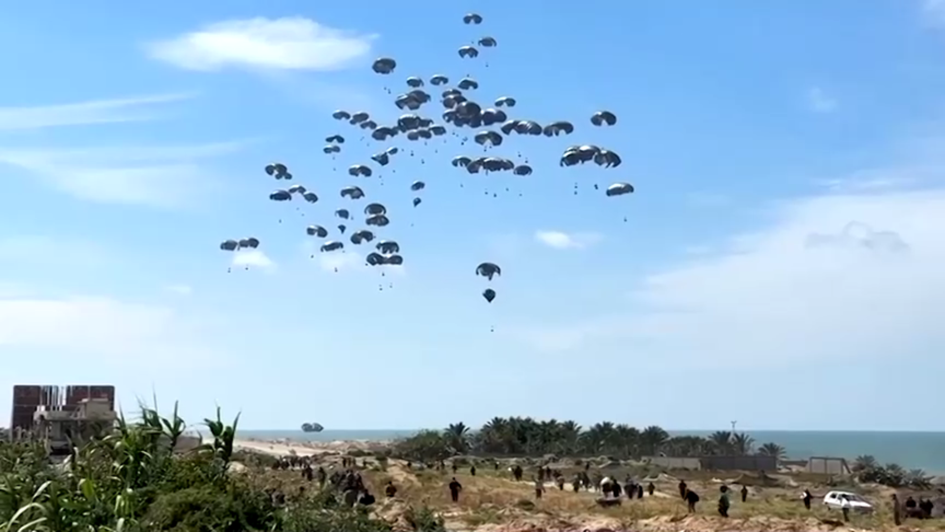 Ajuda humanitária caindo no céu de Gaza