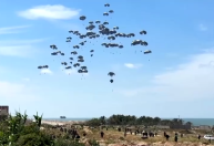 Moradores de Gaza descrevem envio de ajuda aérea como "insulto à dignidade"
