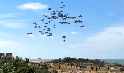 Moradores de Gaza descrevem envio de ajuda aérea como "insulto à dignidade"