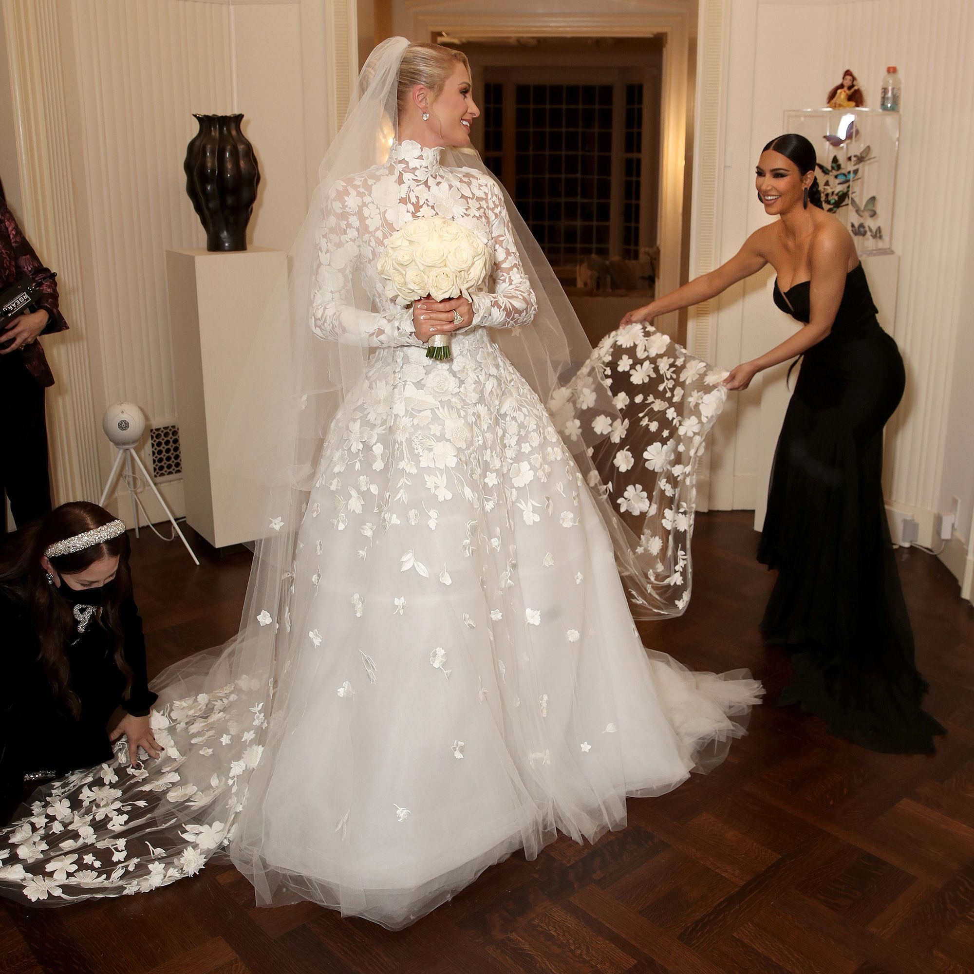 Paris Hilton usou um vestido de noiva Oscar de la Renta para sua cerimônia em 2021, completo com um véu longo como catedral • Todd Williamson/Peacock/NBCUniversal/Getty Images via CNN Newsource
