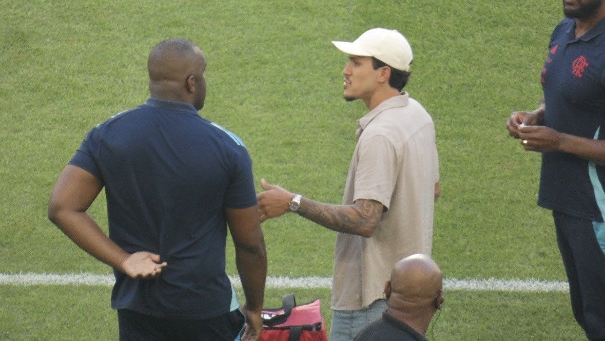 Pedro, atacante do Flamengo, no gramado do Maracanã