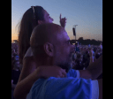 Pep Guardiola solta a voz em show do Oasis na Inglaterra; veja