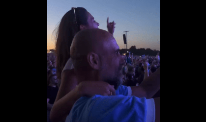 Pep Guardiola solta a voz em show do Oasis na Inglaterra; veja