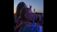 Pep Guardiola solta a voz em show do Oasis na Inglaterra; veja
