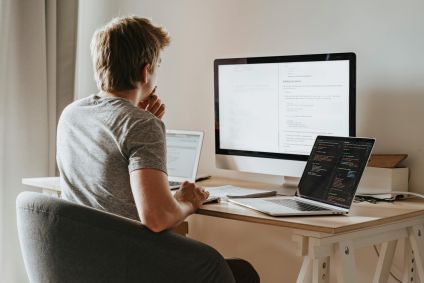 Conteúdos que imitam comunicações oficiais, com links maliciosos e anexos perigosos, podem ser usadas para roubar dados e instalar vírus