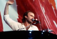 Phil Collins usou avião e helicópteros para tocar nos 2 palcos do Live Aid