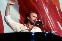 Phil Collins usou avião e helicópteros para tocar nos 2 palcos do Live Aid