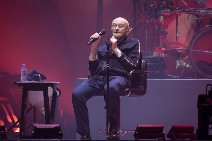 Phil Collins cantou com o Genesis na U Arena, na França, em 2022