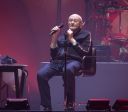 Phil Collins revela problemas de saúde e necessidade de enfermeira 24 horas