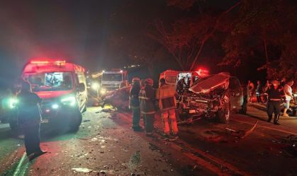 Homem e bebê morrem em acidente entre carro e caminhonete em MG