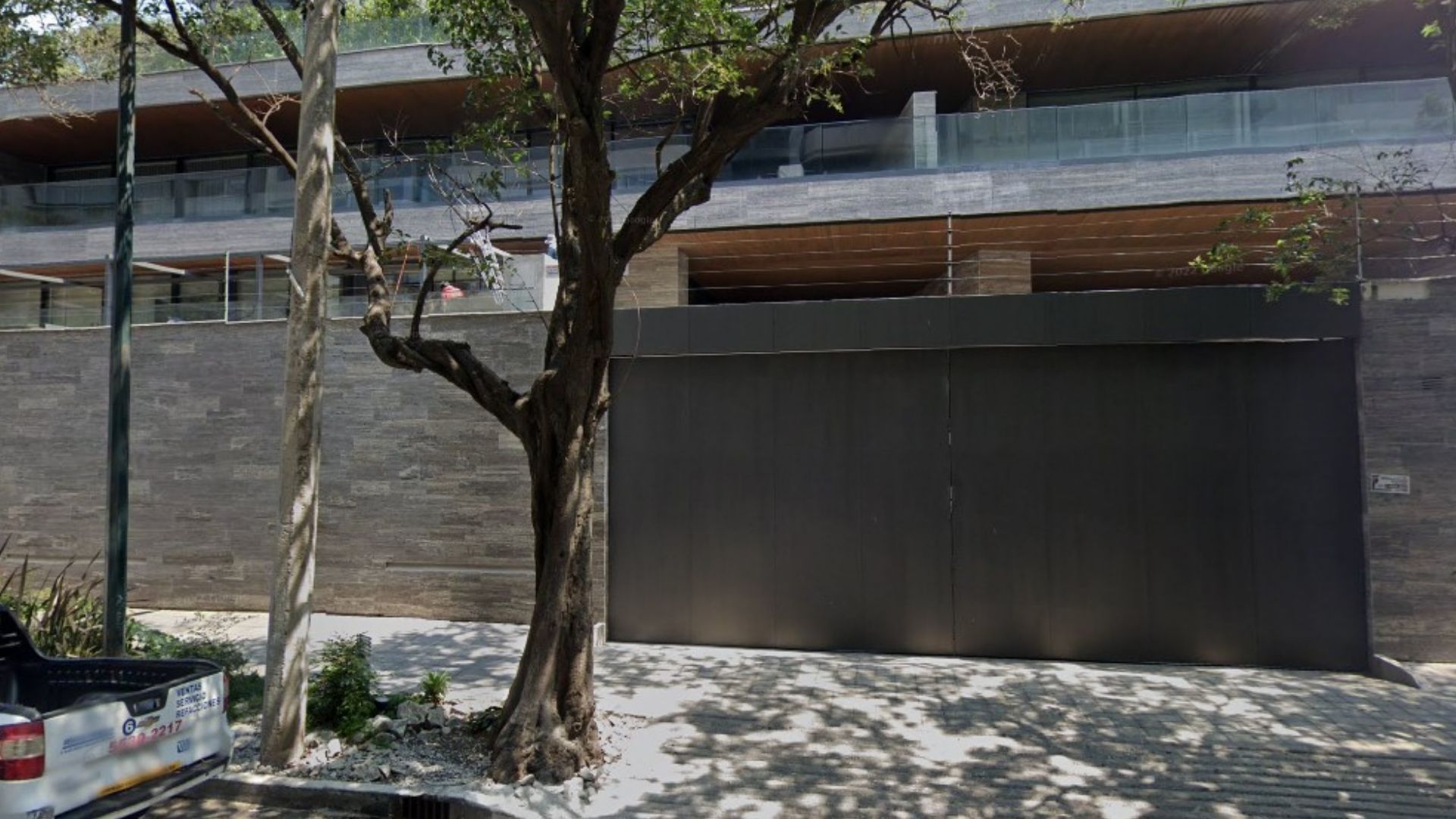 Em 2022, o prédio construído no mesmo terreno da mansão Bracho já tinha moradores • Google Street View