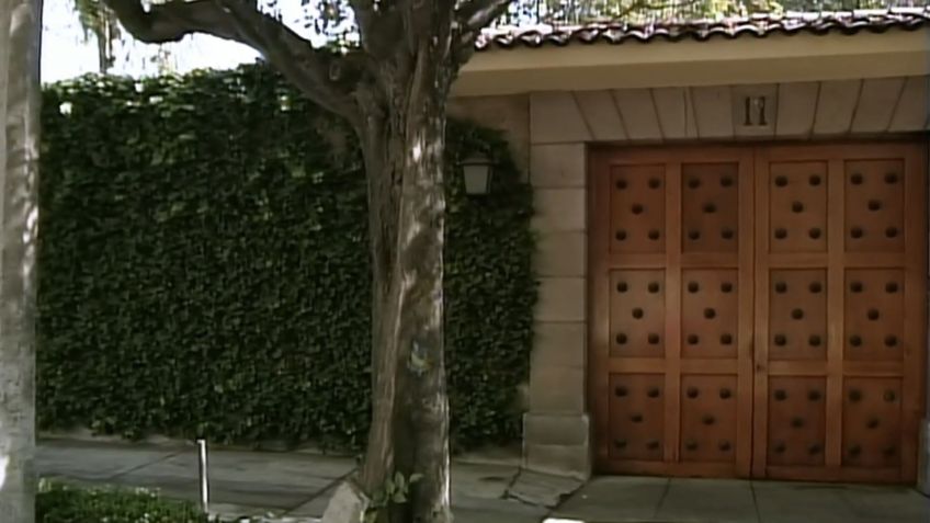 Portão principal da mansão Bracho mostrado na novela "A Usurpadora" em 1998 • Reprodução/SBT+