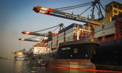 No Porto de Santos, a corrida frenética para embarque de produtos rumo aos EUA