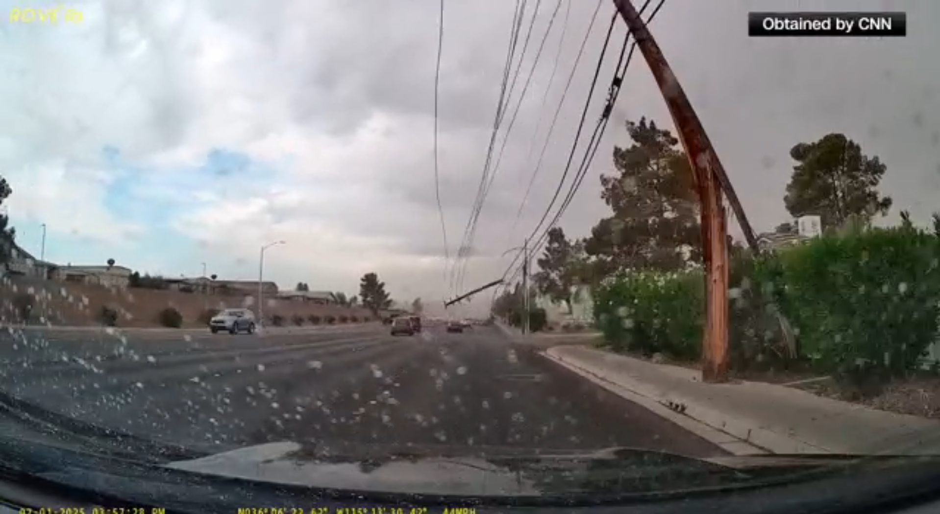 Postes de luz caem em avenida, em Las Vegas, nos Estados Unidos