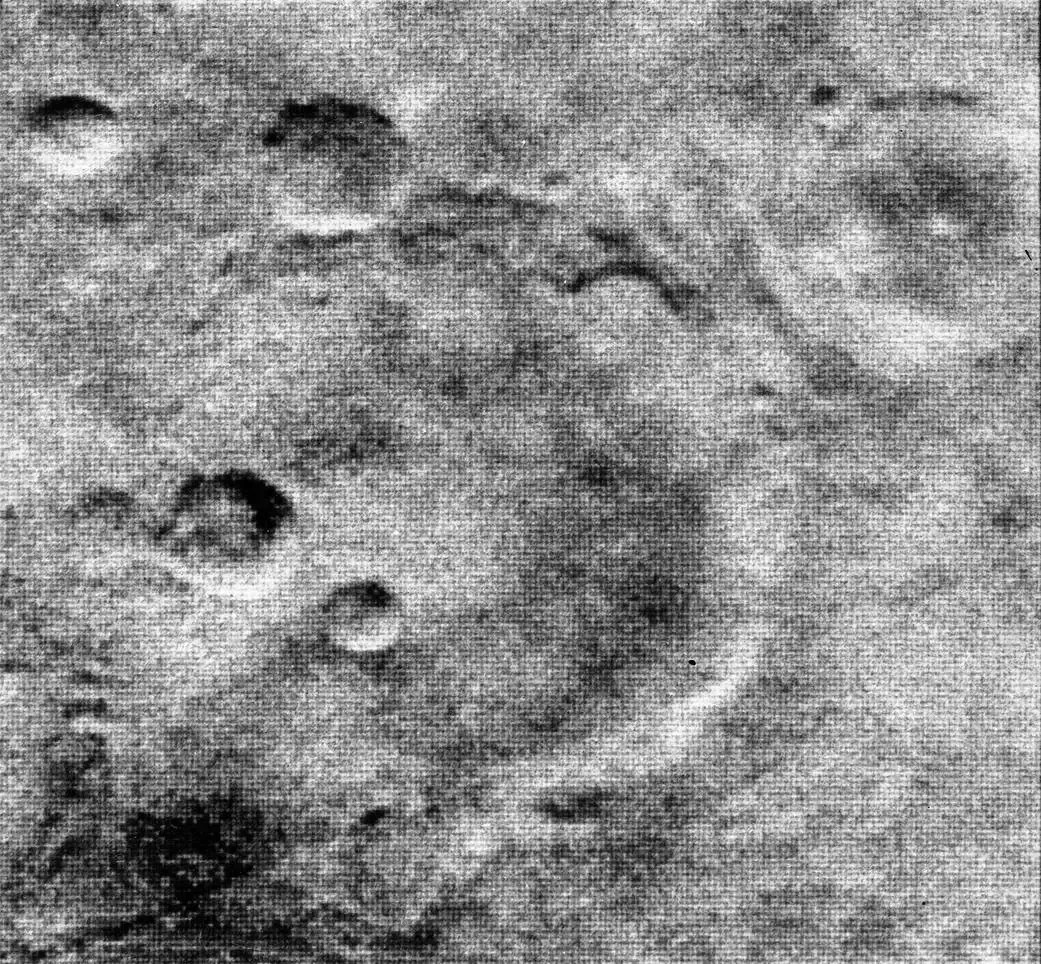 Foto nº 11, considerada uma das mais importantes tiradas pela Mariner 4, pois mostra a superfície rochosa e cheia de crateras de Marte • NASA/JPL