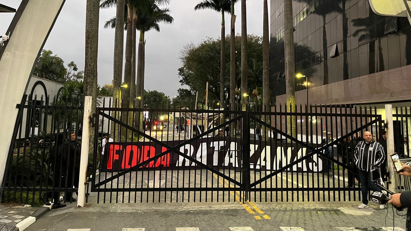 Protesto da principal organizada do Corinthians contra a diretoria
