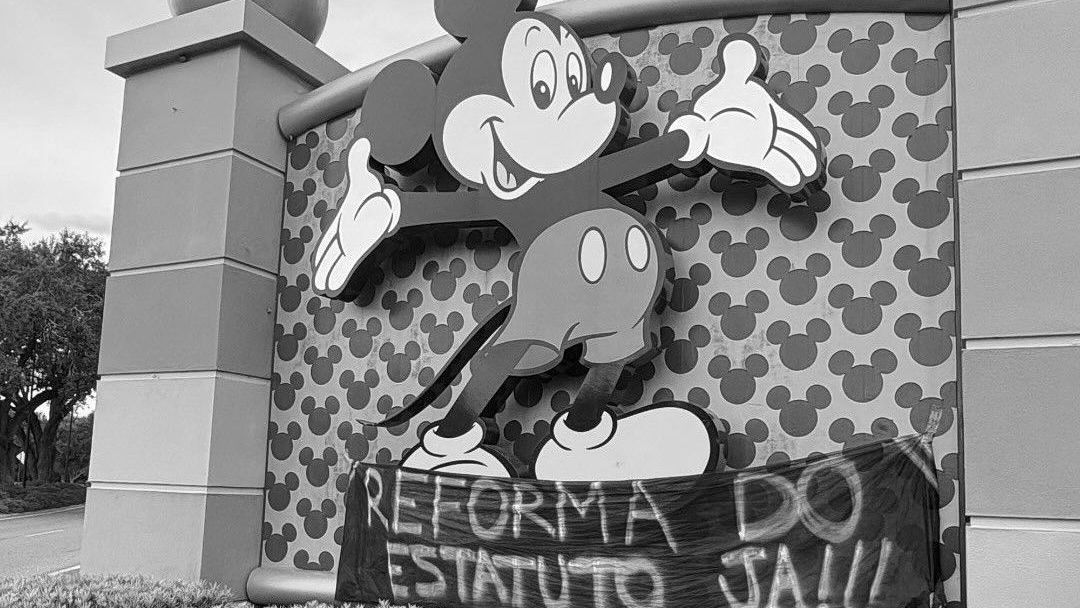 Protesto da torcida do Corinthians nos parques da Disney, em Orlando, na Flórida