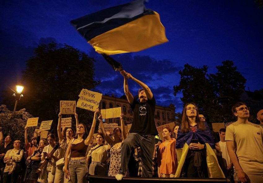 Manifestantes protestam contra nova lei sancionada por Zelensky • Stanislav Kozliuk/Reuters via CNN Newsource