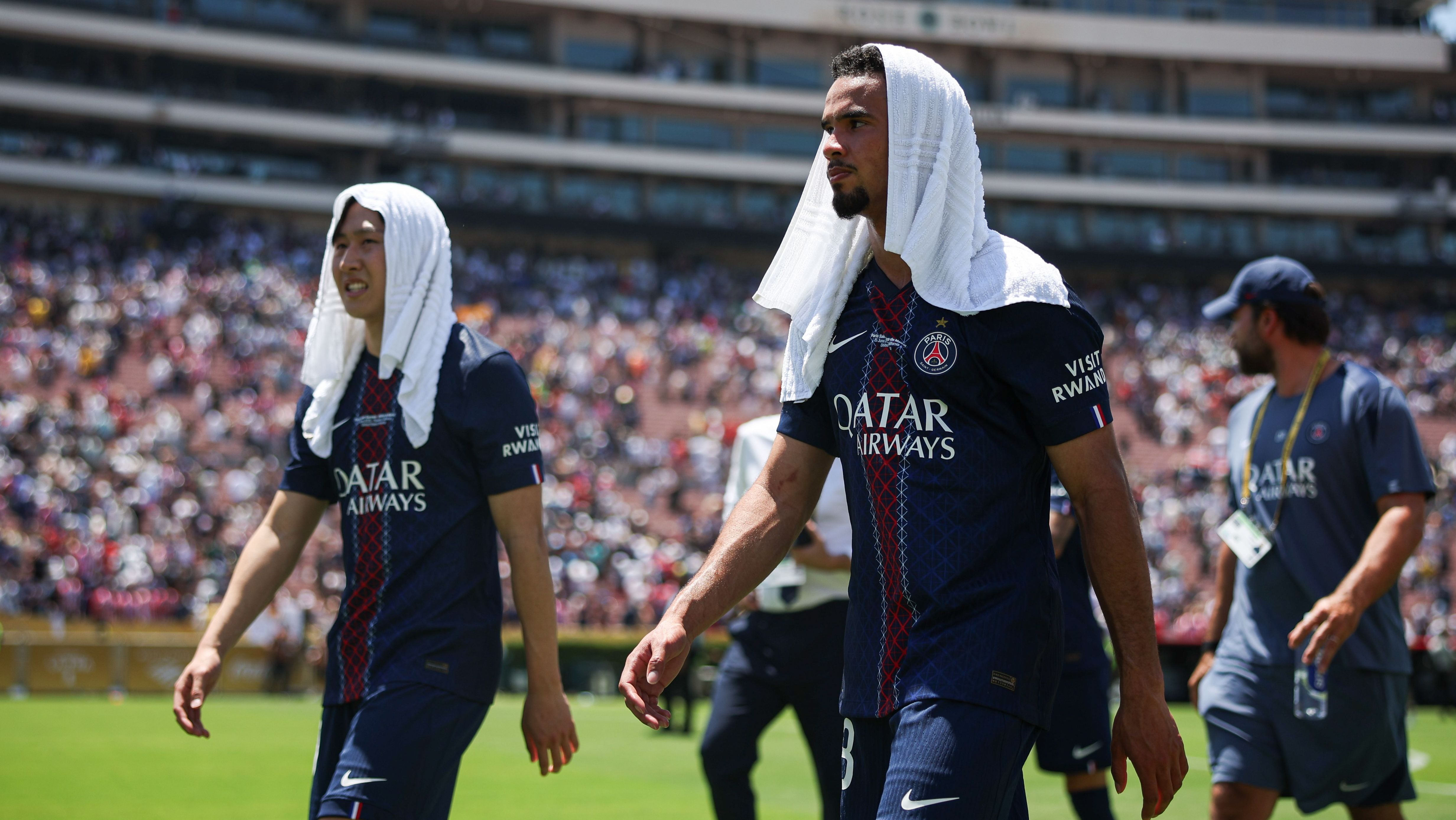 Jogadores do PSG deixam o campo do Rose Bowl com toalhas na cabeça