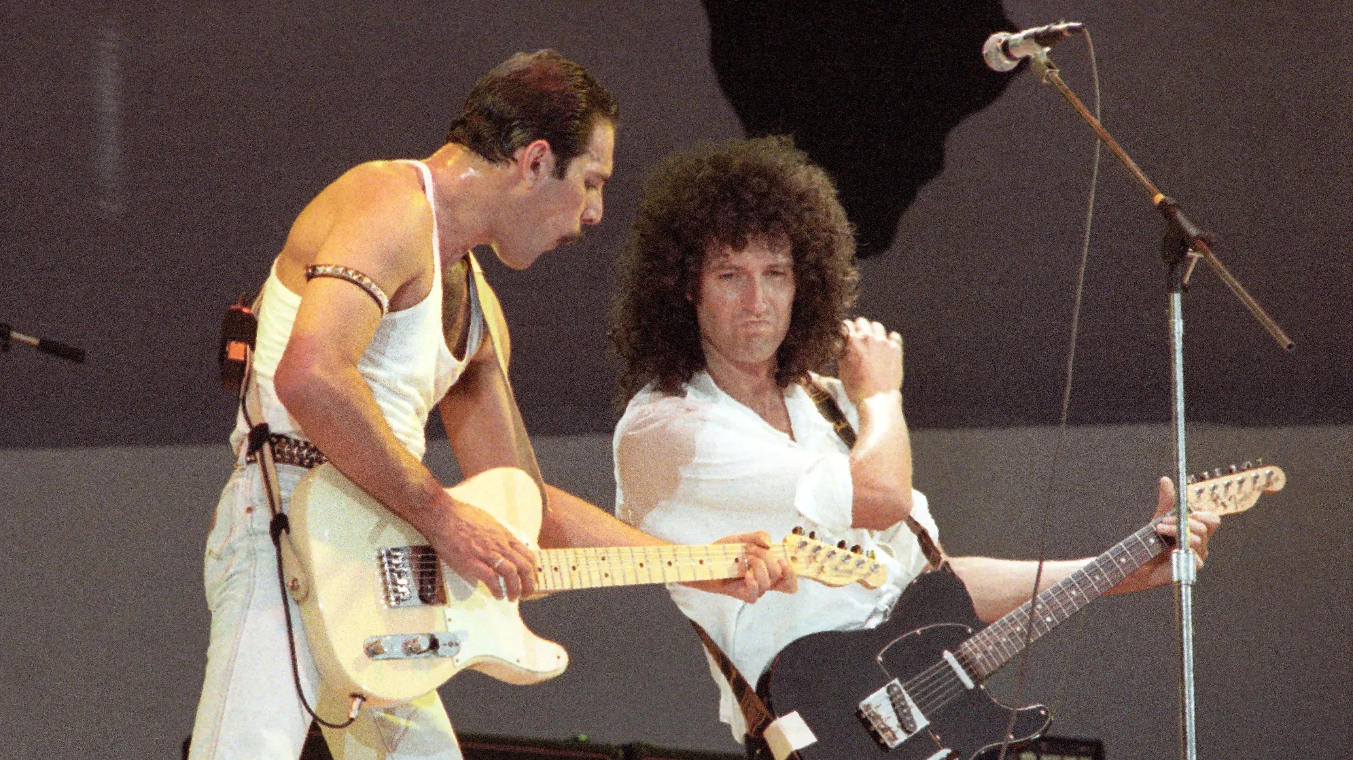 Freddie Mercury e Brian May, do Queen, durante show no Live Aid em 13 de julho de 1985, em Wembley, na Inglaterra