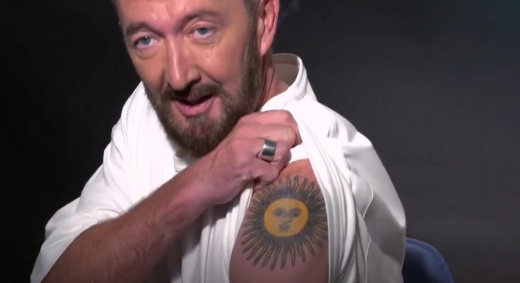 Ralph Ineson mostra tatuagem do Sol de Maio, emblema presente na bandeira da Argentina