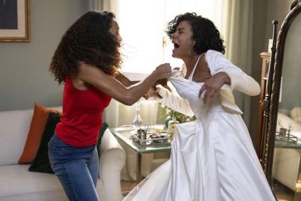 Raquel (Taís Araujo) discute com Fátima (Bella Campos) e rasga o vestido de noiva da filha