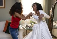 "Vale Tudo": Raquel agride Fátima e rasga vestido de noiva da filha vilã