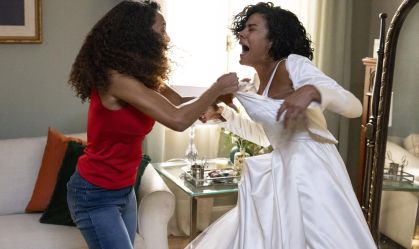 Taís Araújo recria cena de "Vale Tudo" e rasga noiva em festa junina