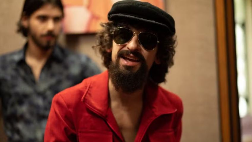 Ravel Andrade as Raul Seixas in the series "Raul Seixas: I Sou" • Reproduction/Globoplay
