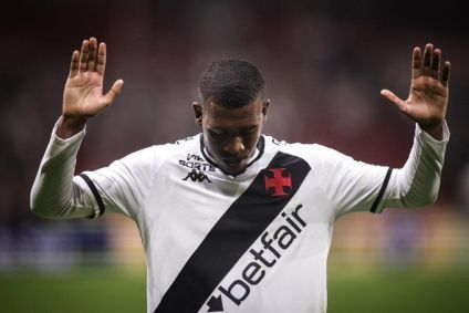 Rayan comemora gol contra o Internacional