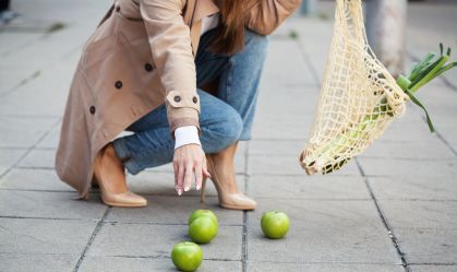 Regra dos 5 segundos para alimento que caiu no chão funciona? Entenda