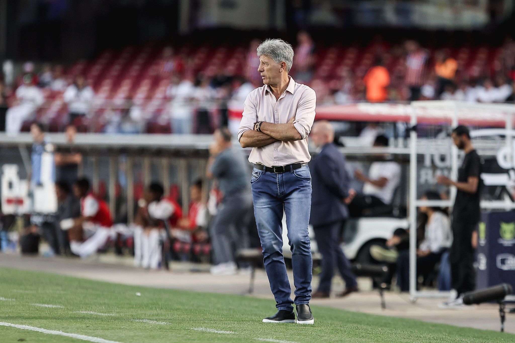 Renato Gaúcho orienta os jogadores do Fluminense no confronto no Morumbis contra o São Paulo
