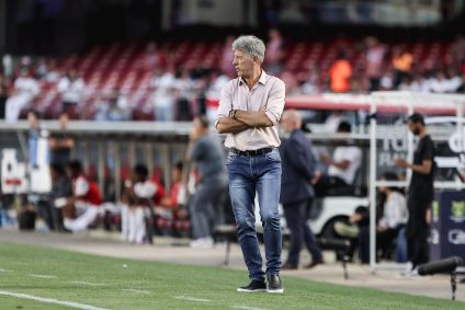 Renato Gaúcho orienta os jogadores do Fluminense no confronto no Morumbis contra o São Paulo