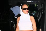 Rihanna é fotografada com barrigão de fora em look futurista; veja
