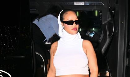 Rihanna é fotografada com barrigão de fora em look futurista; veja