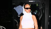 Rihanna é fotografada com barrigão de fora em look futurista; veja