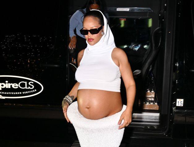 Rihanna exibe barrigão da terceira gravidez em look todo branco futurista • DUTCH/Bauer-Griffin/GC Images