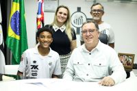 Santos divulga assinatura de novo contrato com Robinho Jr