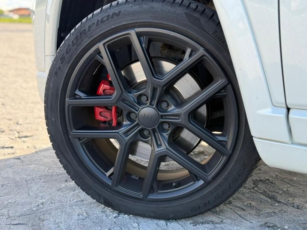 Rodas escurecidas reforçam o apelo esportivo do carro