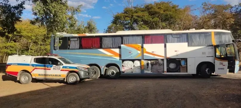 Polícia apreende 3 mil pares de tênis dentro de ônibus em MG
