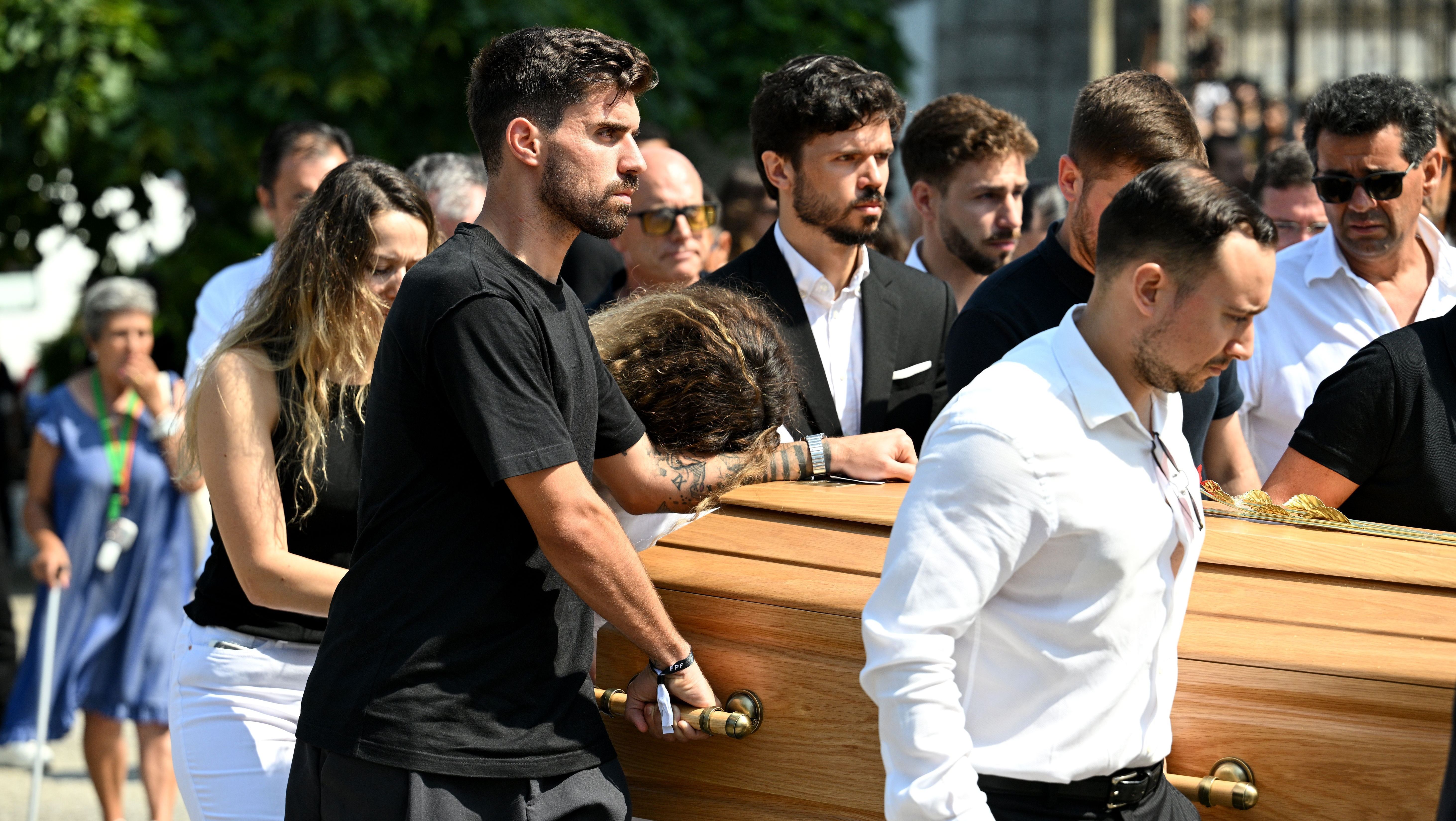 Ruben Neves (de preto, à esq.), carrega o caixão de Diogo Jota no funeral do atacante