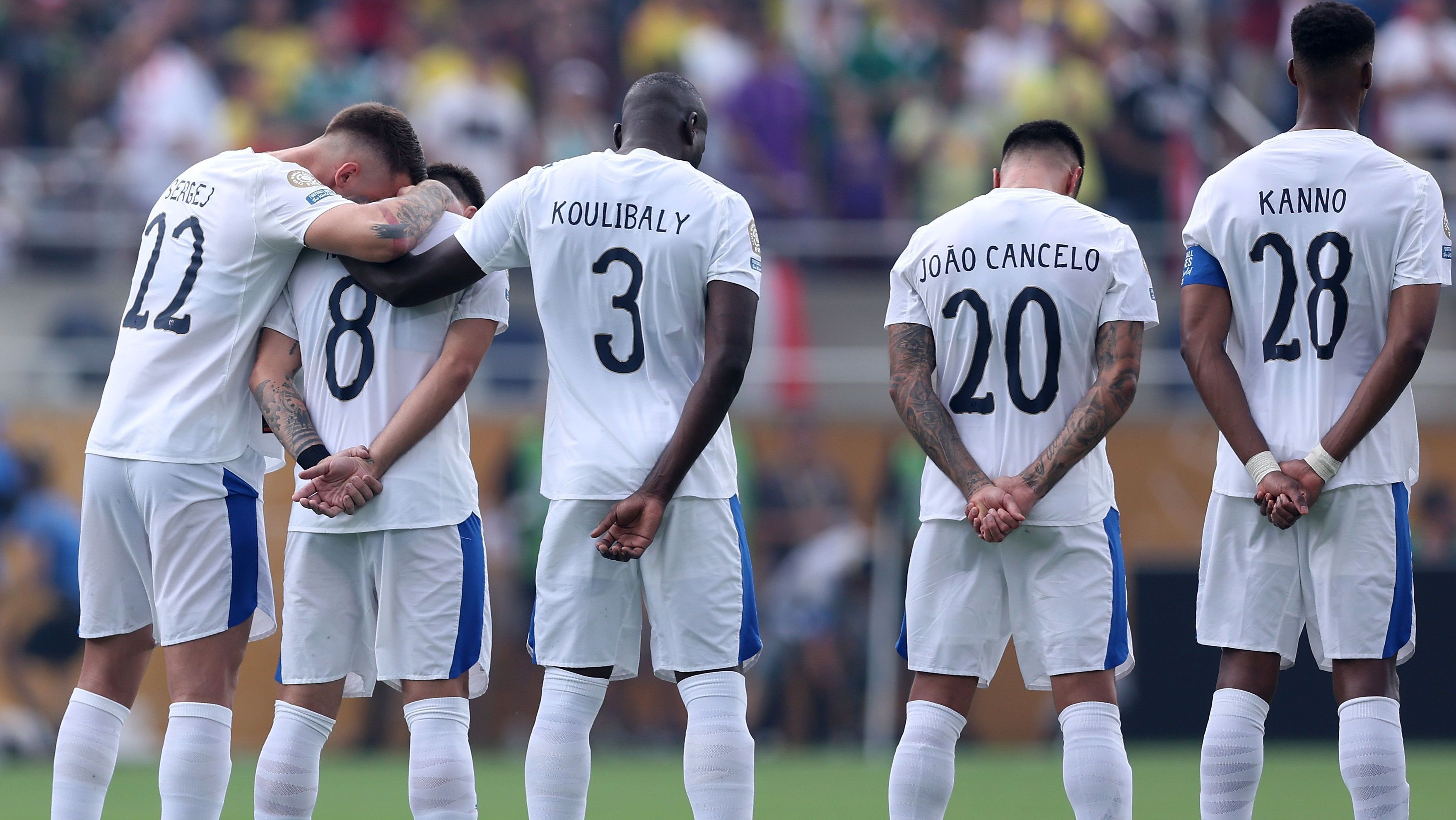 Ruben Neves é consolado por Koulibaly e Milinkovic-Savic durante homenagem a Diogo Jota; João Cancelo também se emociona